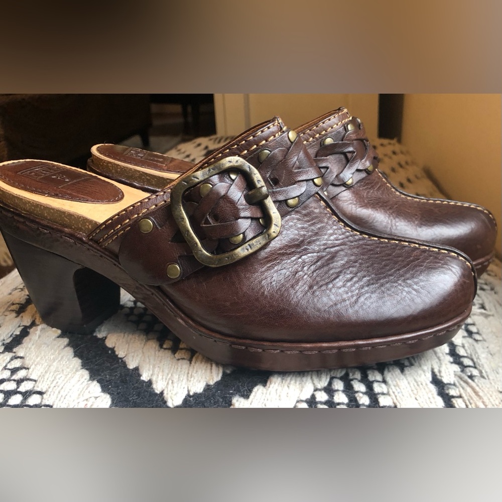 Very excellent condition women’s Frye size 7 Brown 70130 Candice Woven Clogs!
